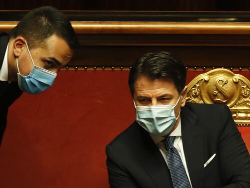 Niente veti a Renzi, i 5 Stelle si umiliano per la poltrona