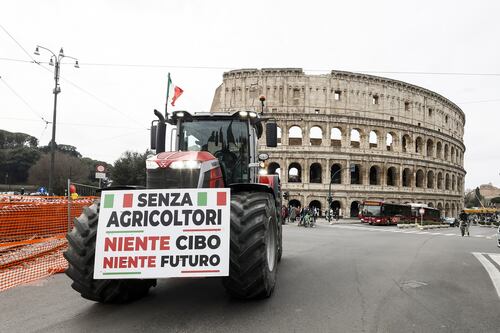 Agricoltori, accordo nel governo sui trattori. Estesa l’esenzione Irpef