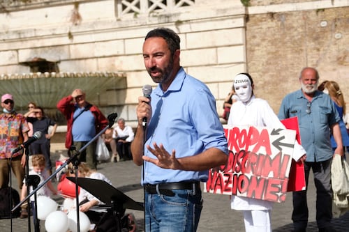 Vaccino, il no-vax Barillari usa la pistola al posto della siringa. Bufera in Regione Lazio