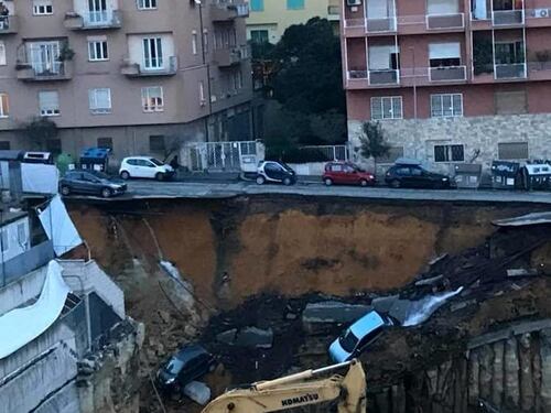 Maxi-voragine in via Andronico, auto giù per 15 metri