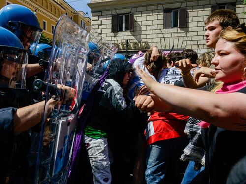 Roma, scontri tra polizia e manifestanti. Tensione e feriti per gli stati generali della natalità