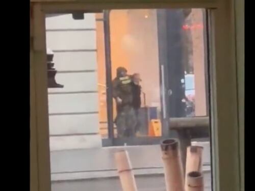Spari nel cuore di Amsterdam. Rapinatori tengono in ostaggio un uomo in un Apple store