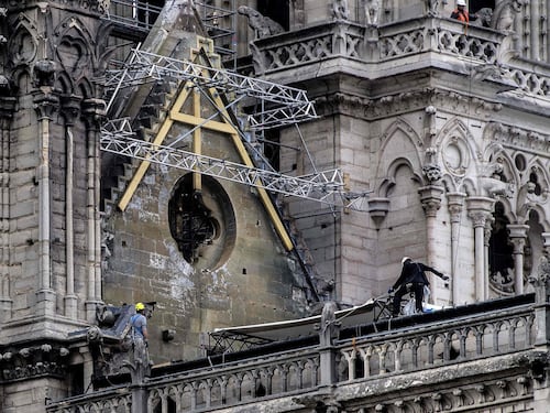 Notre Dame, l'impresa ammette: "Fumavano sui ponteggi"