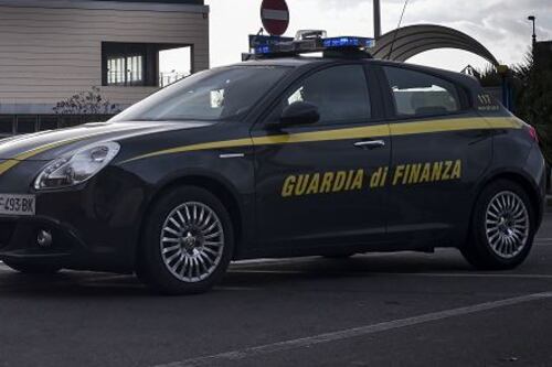 Roma, estorsione per rinnovare gli affitti. Indagini nel centro commerciale