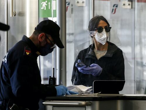 Conte spiega il Dpcm e scatta l'assalto a bus e treni. Biglietti quasi esauriti per il 20 dicembre