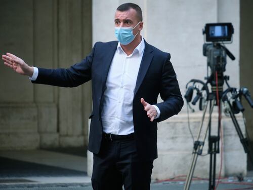 Il «giallo» del video di commiato. Alla fine Giuseppi si limita al post