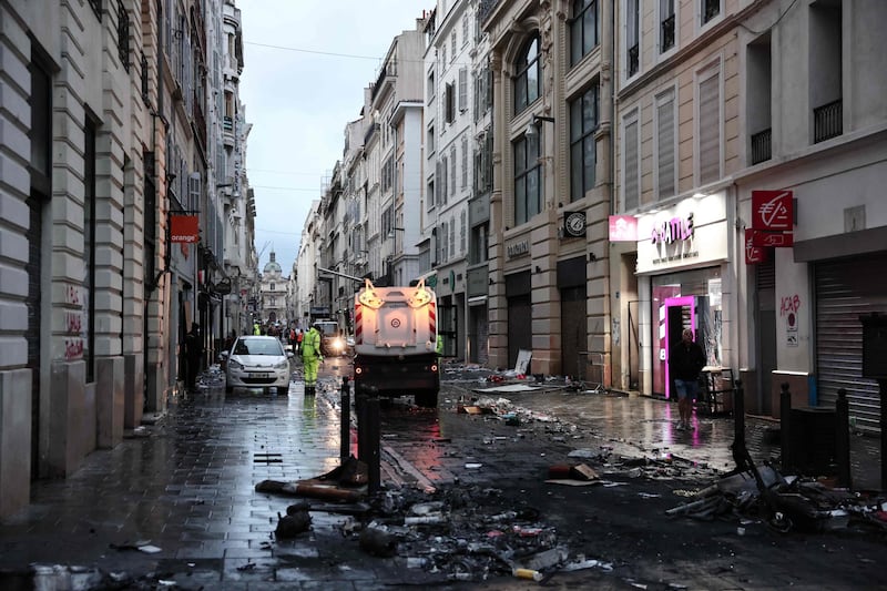 Francia in fiamme: almeno 1800 arresti, oltre 500 feriti tra agenti e vigili del fuoco