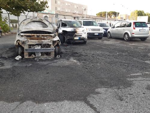 Roma, molotov contro le auto della Polizia Penitenziaria: la grave intimidazione a Rebibbia