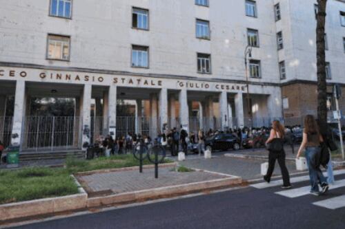Studente preso di mira dal professore di filosofia per la sua fede cattolica: il caso al Giulio Cesare