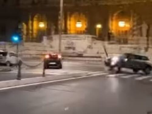 L'auto fa il frontale col semaforo, il ponte al contrario non perdona