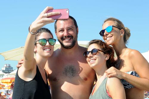 Selfie e pallone, Matteo Salvini balneare a Milano Marittima