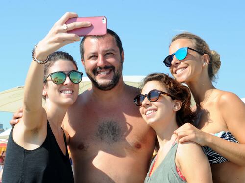 Selfie e pallone, Matteo Salvini balneare a Milano Marittima