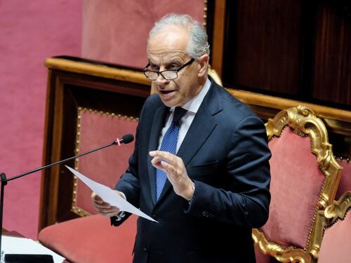 Migranti, l'accusa di Piantedosi: "Così l'Ong li gettava in mare"
