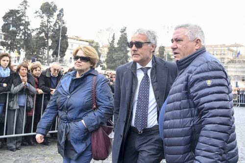 Dalla Carlucci a Giletti l'abbraccio dei colleghi a Fabrizio Frizzi