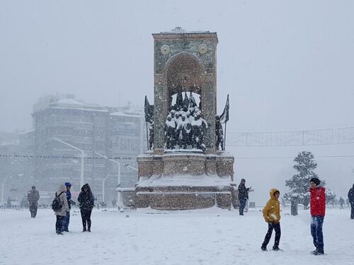 Tempesta di neve a Istanbul, 500 italiani bloccati in aeroporto