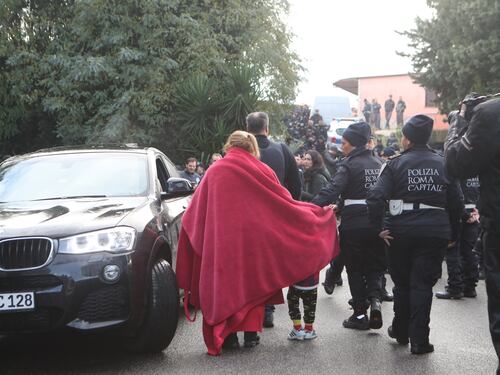Al Quadraro parte lo sgombero delle ville abusive dei Casamonica