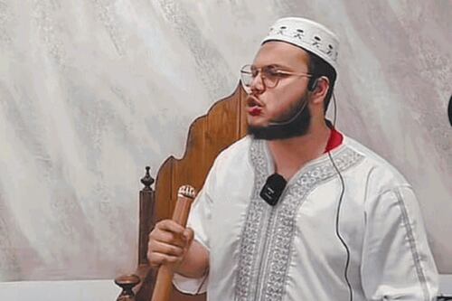 Islam, ci mancava l’Imam di TikTok. La fatwa corre sui social