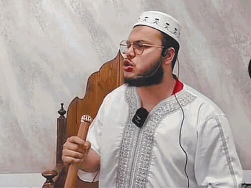 Islam, ci mancava l’Imam di TikTok. La fatwa corre sui social