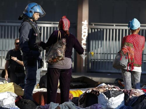 Spezzategli le bracciaRimosso il poliziotto anti okkupazioni