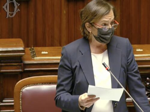Lamorgese sugli scontri di Roma: "L'agente in borghese? Verificava la forza ondulatoria sul blindato", alla Camera scoppia la bagarre