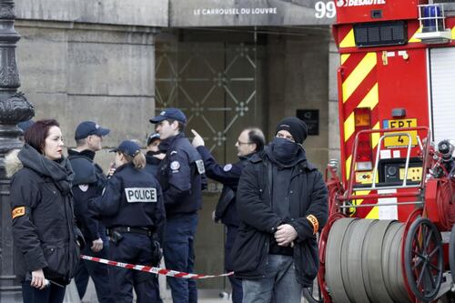 Uomo armato aggredisce quattro militari, spari al Louvre