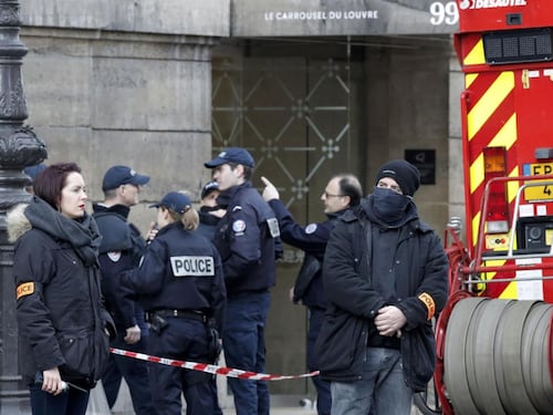 Uomo armato aggredisce quattro militari, spari al Louvre