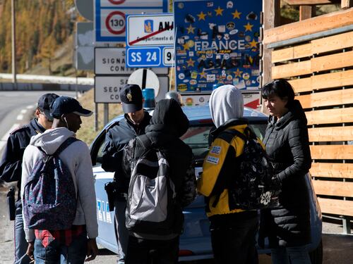 Migranti, tagli all'accoglienza dal Viminale. Salvini: "La pacchia è finita"
