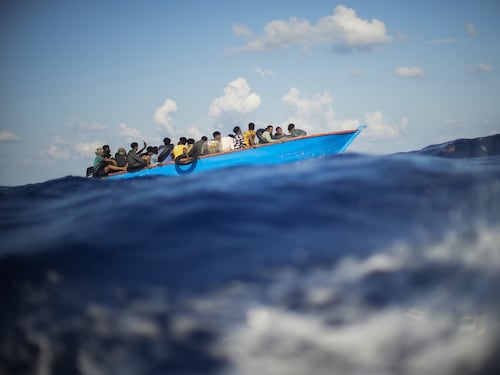 Migranti, un nuovo naufragio davanti a Lampedusa: tre dispersi e 40 in salvo