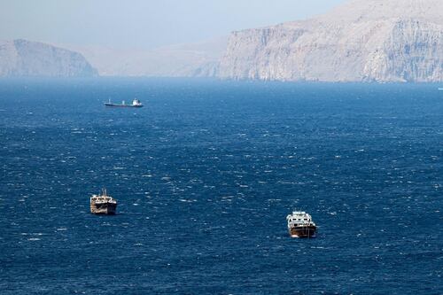 Iran giura vendetta e Hormuz resta chiuso. L'Italia risponde alla crisi energetica