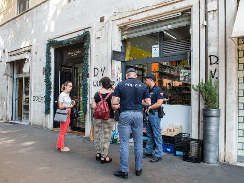 Commercio, i nostri negozi chiudono. Ma quelli degli stranieri invadono le città