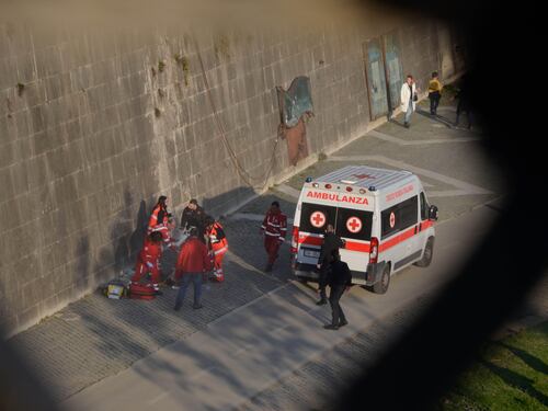 Tragedia a Roma, turista precipita nel Tevere e muore