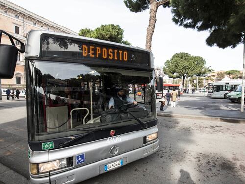 Roma, metro chiuse e traffico bloccato per lo sciopero dei trasporti