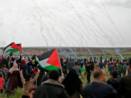 Gaza, scontri al confine: 14 morti tra i palestinesi. Israele: Hamas manda avanti i bambini