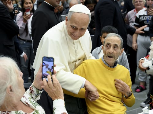 Giubileo dei poveri, l’abbraccio agli ultimi di Papa Leone XIV: “Serve cultura dell’attenzione”