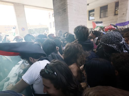 Sapienza, continua la protesta: studenti incatenati e sciopero della fame