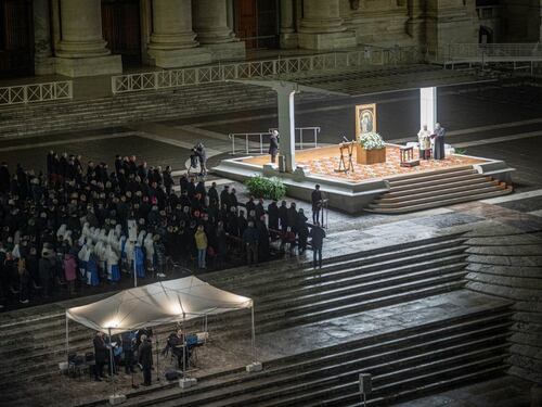 Roma, fedeli da tutto il mondo in piazza San Pietro. Così recitano il rosario per Francesco
