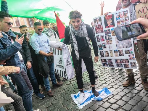 Roma, folle sfilata pro Hamas: “Israele fascista e terrorista”