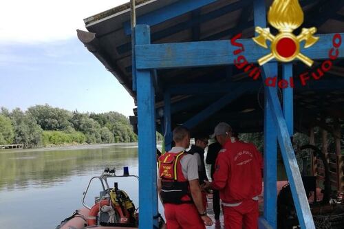 Nel Tevere spunta un cadavere. Trovato dai vigili del fuoco