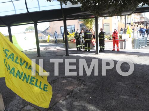 "No ai licenziamenti". Gli operai scalano i piloni di Capannelle