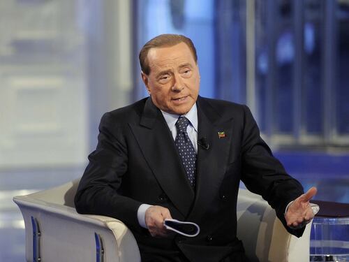 Berlusconi: "Raggi, centrodestra, Renzi e Milan. Adesso parlo io"