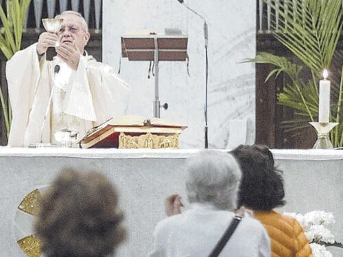 Chiesa post-Covid, tornano acquasantiera e segno della pace