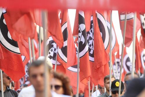 I centri sociali assaltano il gazebo di CasaPound: scontri a Monza