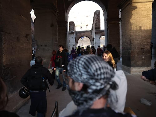 Roma, manifestanti forzano gli ingressi ed entrano al Colosseo