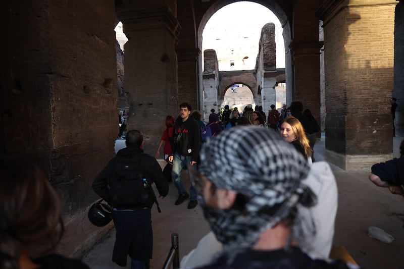 Roma, manifestanti forzano gli ingressi ed entrano al Colosseo