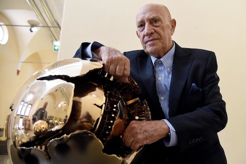 Arnaldo Pomodoro è morto: a 99 anni si spegne il gigante della scultura