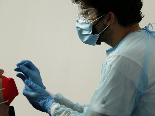 Il bollettino Covid del 28 dicembre fa impallidire: record di contagi e tamponi, 202 morti