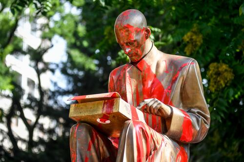 Sulla statua di Montanelli devastata con la vernice indaga la Procura