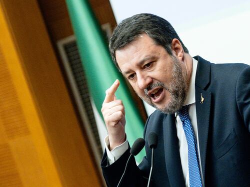 Lega, Salvini confermato leader fino al 2029. “Basta giustizia politica”