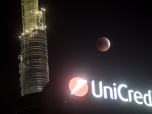 Imprese e privati lottano per arrivare a fine mese. L’ad di Unicredit: “Italia? Costo elevatissimo con la guerra”