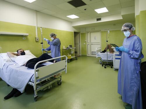 Bollettino Covid, scendono contagiati e morti. Schizza il tasso di positività